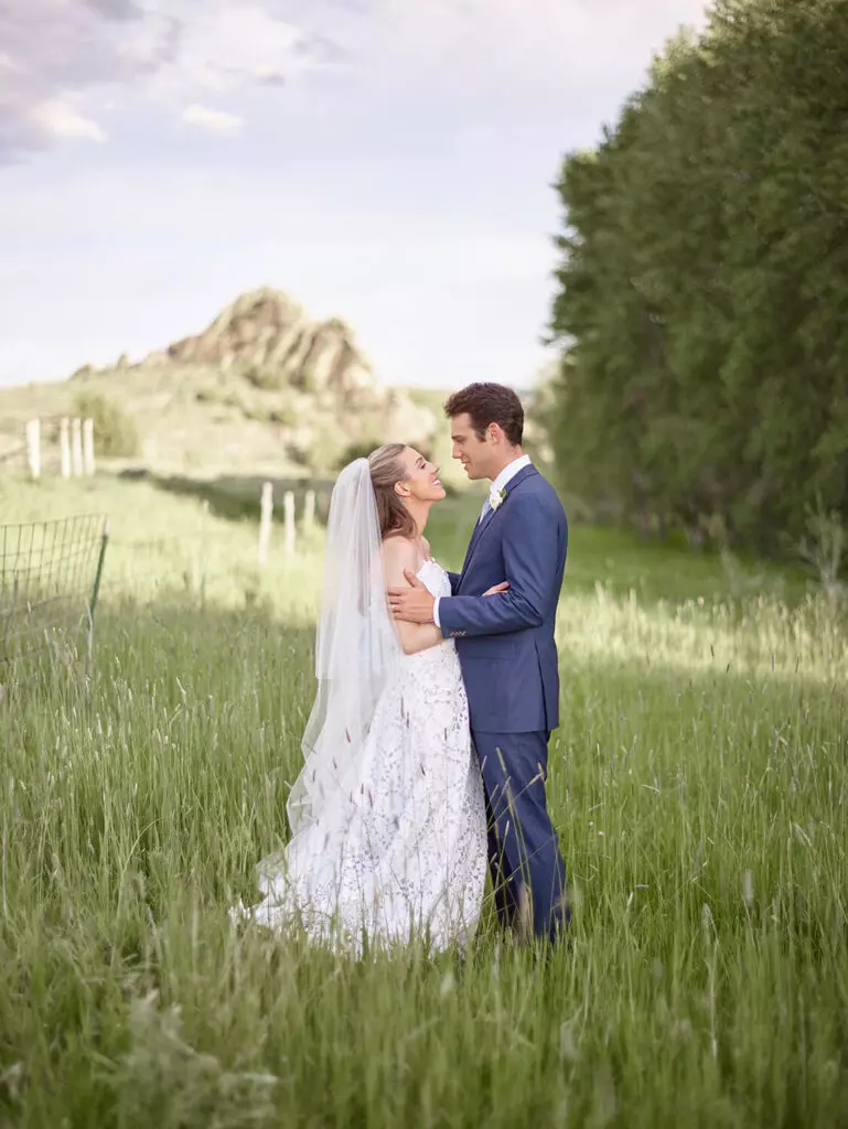 The Stylish Bride bride and groom photoshoot at Brush Creek Ranch wedding venue